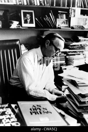 Historien et ancien Maison Blanche aide Arthur M. Schlesinger Jr., vers 1973. Avec la permission de la CSU : Archives / Everett Collection Banque D'Images