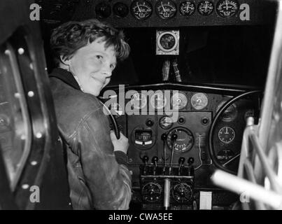 Amelia Earhart dans son Lockheed L-10E Electra se prépare à 27 000 km de vol globe, Alameda, CA, 1937. Avec la permission des Archives / CSU : Banque D'Images