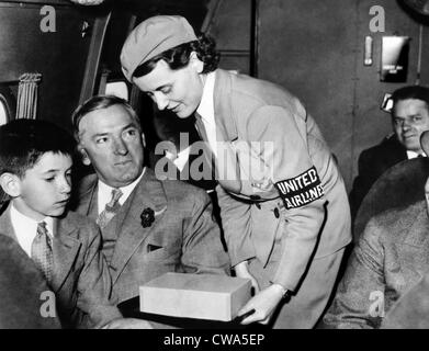 United Airlines stewardess assiste le maire James Curley de Boston. Il est devenu le gouverneur de Massachusettes, 1934. Banque D'Images