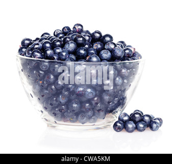 Les bleuets dans un plat en verre transparent avec soft ombre sur fond blanc Banque D'Images