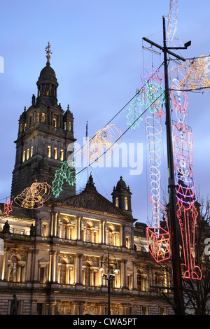 City Chambers sur George Square avec des lumières de Noël dans le centre-ville de Glasgow, Écosse, Royaume-Uni Banque D'Images