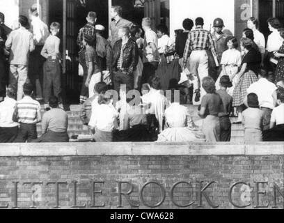 Little Rock, Arkansas : avec le dirigeant d'une sentry de la 101st Airborne qui montent la garde près de la porte principale de Central High, neuf Banque D'Images