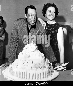 Béatrice Ellis (Evie) avec Duke Ellington onhis 65e anniversaire.. Avec la permission de la CSU : Archives / Everett Collection Banque D'Images