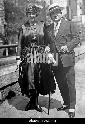 Enrico Caruso et son épouse, Dorothy Park Benjamin, prenez une marche sur la Cinquième Avenue à New York, 1918. Avec la permission de : CSU Banque D'Images