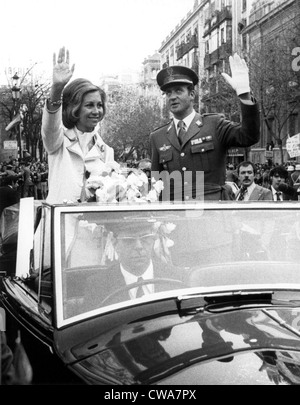 SEVILLA, Espagne : le roi d'Espagne Juan Carlos et la Reine Sofia vague à la foule lors d'une récente (mars 29) visite à Séville. 1976.. Banque D'Images