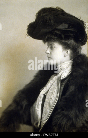 Alice Roosevelt (1884-1980), dans une robe en stretch blanc, était la fille du président Theodore Roosevelt et son premier décédé Banque D'Images