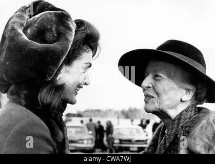 Jacqueline Onassis, Alice Roosevelt Longworth (fille de Theodore Roosevelt), McLean, Virginie, le 12 janvier 1969.. Avec la permission de : Banque D'Images