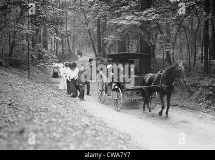 Les invités sur place à Roosevelt House, à pied et en voiture prendre la route de Sagamore Hill, l'Oyster Bay accueil de Banque D'Images