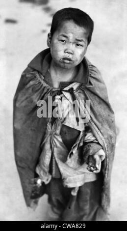 Guerre de Corée : un jeune garçon coréen mendier de la nourriture, Pusan, Corée, 1953.. Avec la permission de la CSU : Archives / Everett Collection Banque D'Images