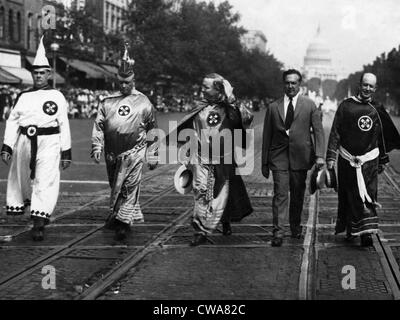 Assistant impériale Hiram Wesley Evans (centre), à la parade du Ku Klux Klan, Washington D.C., 1925. Avec la permission des Archives / CSU : Banque D'Images