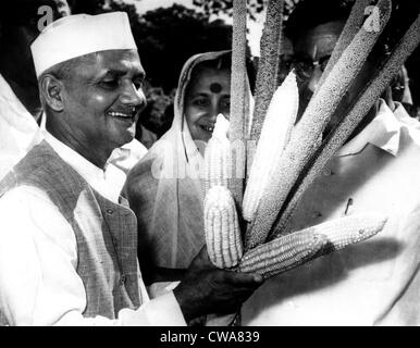 Le Premier Ministre indien Lal Bahadur Shastri, de l'Alimentation Ministre C. Subramaniam, 1965. Avec la permission de la CSU : Archives / Everett Collection Banque D'Images