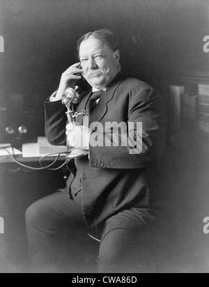 Le président William Taft (1857-1930) à l'aide du téléphone au cours de 1908, l'année de son élection à la présidence des États-Unis.