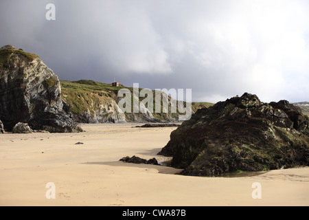 Un look-out de la RNLI hut perché sur les falaises au-dessus de Gwithian, plage de la baie de St Ives, Cornwall, England, UK Banque D'Images