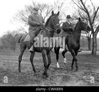 Le président Taft et Clarence Edwards général de l'équitation en 1909. Edwards a servi aux Philippines, et a été chef de la Banque D'Images