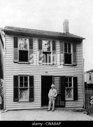 MARK TWAIN en face de la maison de son enfance à Hannibal, Missouri. Undate photo.. Avec la permission de la CSU : Archives / Everett Collection Banque D'Images