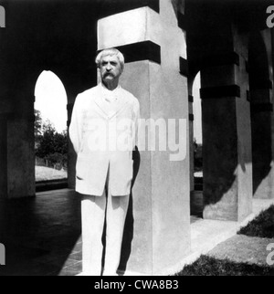 Mark Twain, juste après avoir lavé ses cheveux. 1908.. Avec la permission de la CSU : Archives / Everett Collection Banque D'Images