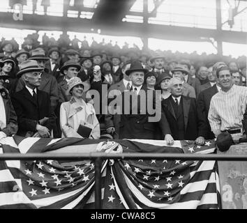 Le président Calvin Coolidge (1872-33), avec son épouse Grace et Sec. de bons du Trésor Andrew Mellon, ouvre la saison de baseball en jetant Banque D'Images