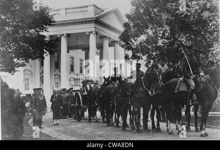 Le président Warren Harding (1865-1923) corps de quitter la maison blanche sur un cheval dessiné caission. 8 août 1923 Banque D'Images