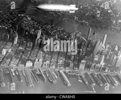 La ville de New York, vue aérienne de l'USS Akron, Dirigeable volant au-dessus de la rivière Hudson à Manhattan, 11/2/1931. CSU Banque D'Images