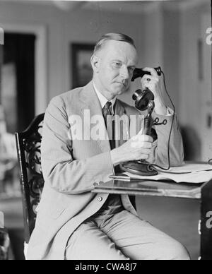 Le président Calvin Coolidge (1872-33) à l'aide d'un téléphone, deux jours après le décès soudain du président Warren Harding le 2 août Banque D'Images