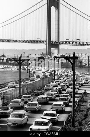 Un jour d'ouverture embouteillage sur le pont Verrazano-Narrows, reliant Brooklyn à Staten Island, New York, 22 novembre 1964. Banque D'Images