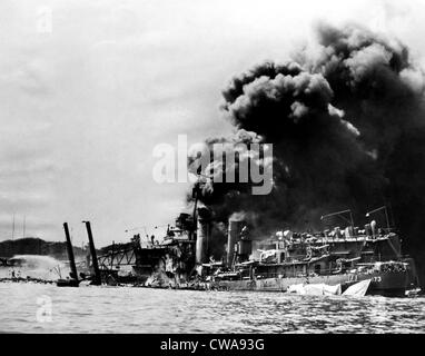 L'USS Shaw en feu après un coup direct par un bombardier japonais, Pearl Harbor, 7 décembre, 1941. Avec la permission de : Archives CSU/Everett Banque D'Images