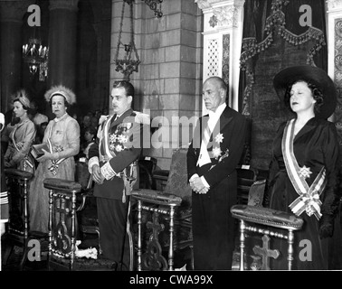 Le Prince Rainier III (au centre) lors de son intronisation flanquée par (de gauche) La Princesse Antoinette de Monaco, la Princesse Charlotte Banque D'Images