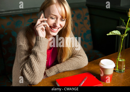 Woman on phone call laughing Banque D'Images