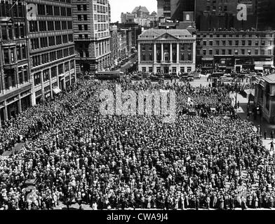 Socialistes à leur célébration du premier mai à Union Square, New York, 1933. Avec la permission de : Archives CSU/Everett Collection Banque D'Images