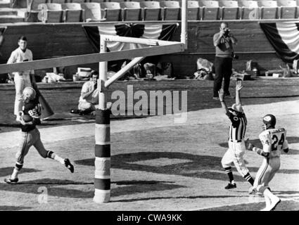 Max McGee (numéro 85) des scores pour les Packers de Green Bay lors du premier Super Bowl, Los Angeles, Californie, le 15 janvier 1967.. Banque D'Images