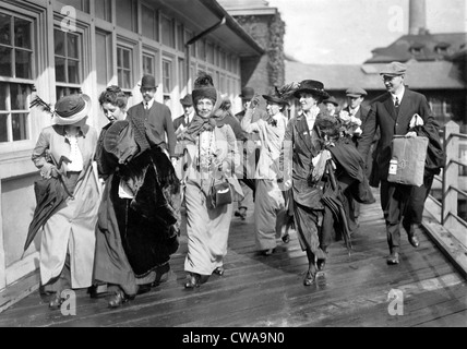 Mme Emmeline Pankhurst, les Anglais chef militant (centre), est illustré de quitter l'île Ellis Parti aujourd'hui avec des suffragettes Banque D'Images