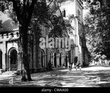 Chapelle de l'Université VASSAR, les étudiants venant de la chapelle sud après le matin de jour de service. Photo non datée. Banque D'Images