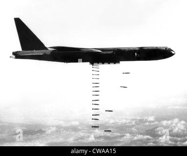 Guerre du Vietnam, B-52 Stratofortress (à partir de la Troisième Division de l'air) de l'escadre de bombardement 4133Rd libération d'une "bombe" sur la cible Banque D'Images