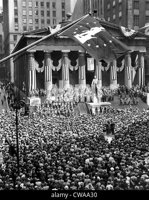 Vue générale au cours des cérémonies les plus War-Bond rally dans l'histoire de N.Y.C. sur les marches de l'Sub-Treasury Banque D'Images