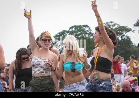 Filles dansant dans la foule au festival de V à Hylands Park, Chelmsford, Essex Banque D'Images