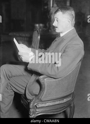 John Masefield (1878-1967), romancier et poète anglais, qui était poète lauréat de 1930 à 1967, sur la photo ca. 1920. Banque D'Images