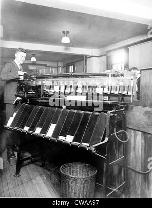 Un travailleur du recensement américain surveille les machines de tri de cartes automatique utilisé pour l'enregistrement de l'information du recensement de 1915. Banque D'Images