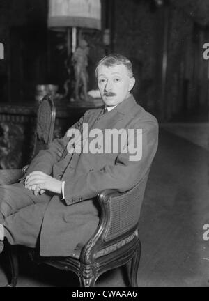 John Masefield (1878-1967), romancier et poète anglais, qui était poète lauréat de 1930 à 1967, sur la photo ca. 1920. Banque D'Images