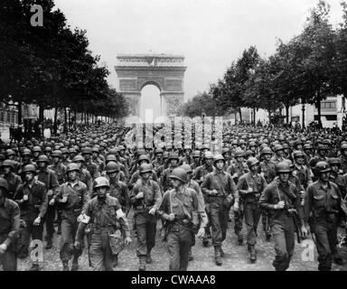 La Seconde Guerre mondiale : les troupes américaines marchant le long des Champs Elysées célébrant la libération de Paris, France, septembre 1944.. Banque D'Images