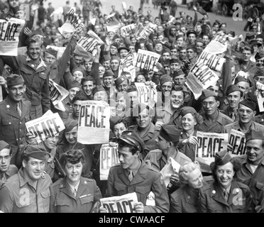 Les hommes et les femmes de service envoyer jusqu'à la vôtre à la nouvelle de la capitulation japonaise, 9/2/45.. Avec la permission de la CSU : Archives / Everett Collection Banque D'Images