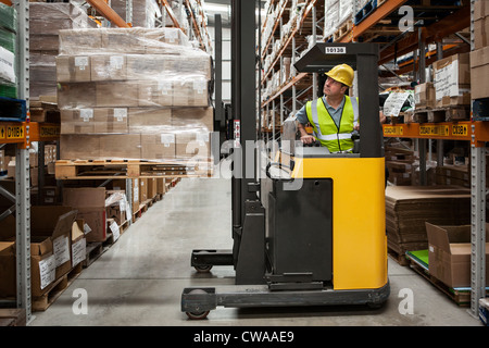 Transport de l'homme en stock entrepôt de distribution Banque D'Images