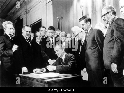 LYNDON JOHNSON, la signature de l'homme civil, du droit du logement 04/11/68.. Avec la permission de la CSU : Archives / Everett Collection Banque D'Images