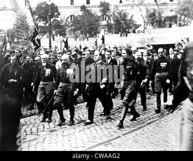 ROME, ITALIE -- suivi de son black-shirted Facists-forte d'autogestion-- Benito Mussolini (centre) marche sur Rome le 29 octobre 1922, Banque D'Images