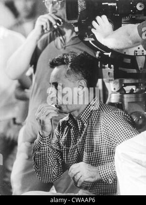 SPLENDOR IN THE GRASS, Directeur, Elia Kazan, à l'aide d'un sifflet, sur l'ensemble, 1961. Avec la permission de : Everett/CSU Archives. Banque D'Images