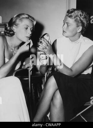 Grace Kelly et sa sœur, Lizanne sur l'ensemble de 'pour attraper un voleur'. ca. 1955. Avec la permission de : Archives CSU/Everett Collection. Banque D'Images