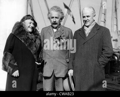 Albert Einstein et sa femme sont accueillis par Robert A. Millikan (chef de l'Institut de technologie de Californie) à bord du S.S. Banque D'Images