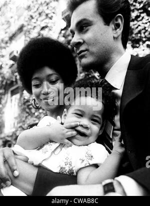 Alice Walker avec sa fille, Rebecca, et mari, Mel Leventhal, 1970. Avec la permission de la CSU : Archives / Everett Collection Banque D'Images