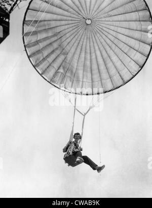Amelia Earhart contribue à tester un parachute. Le 2 juin 1935. Avec la permission de : Archives CSU/Everett Collection. Banque D'Images