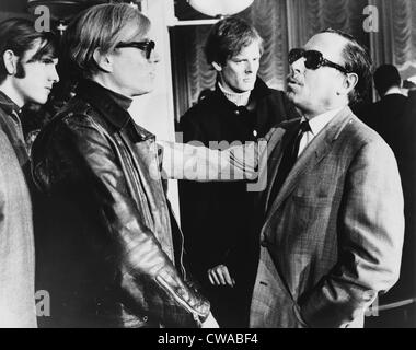 Andy Warhol (à gauche) et Tennessee Williams (à droite) parler sur le S.S. France, 1967. Banque D'Images