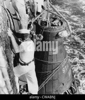La Marine américaine attend que l'astronaute John Glenn, à sortir de l'amitié 7. La ville de New York, 1 mars 1962. Avec la permission de : CSU Banque D'Images